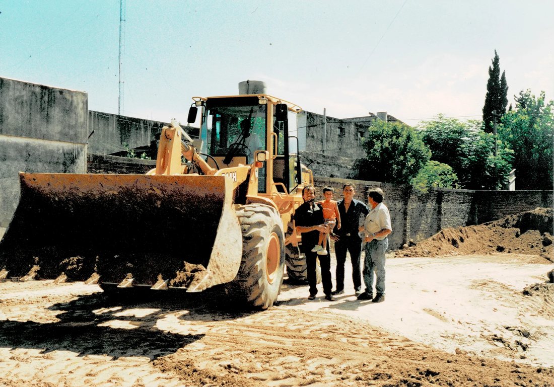 Equipo de DROT durante la construcción de la fábrica