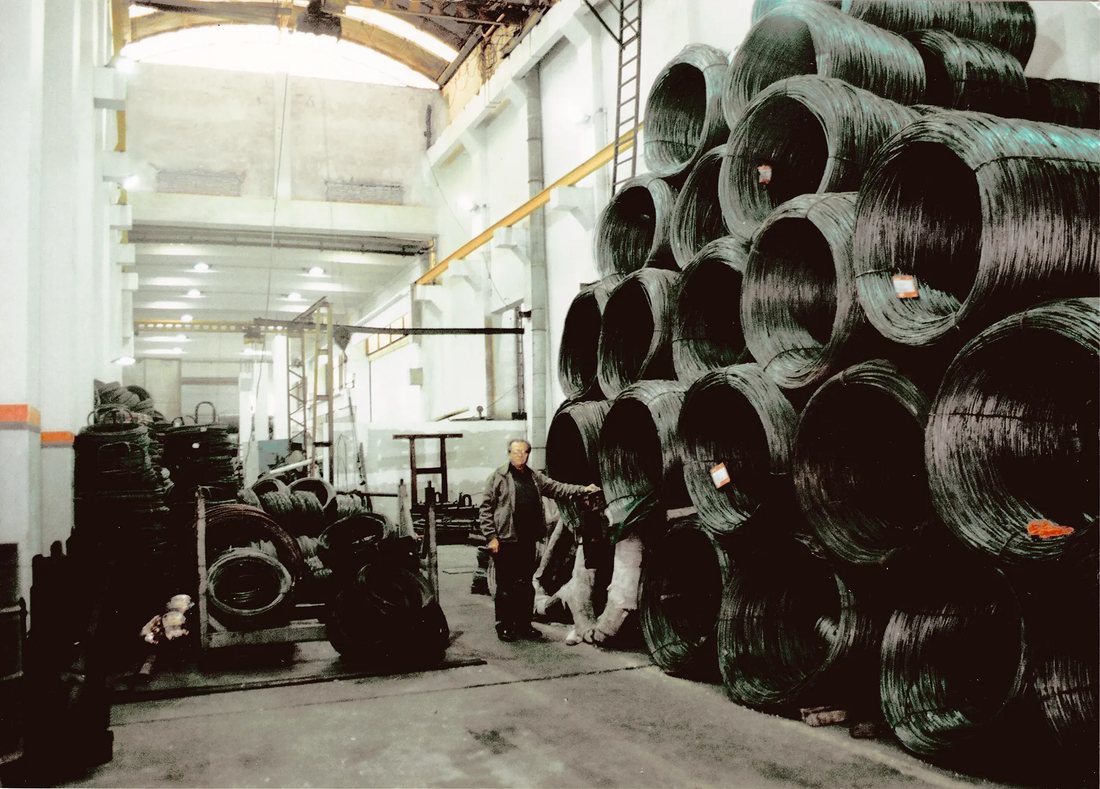 Interior de la planta con rollos de alambrón