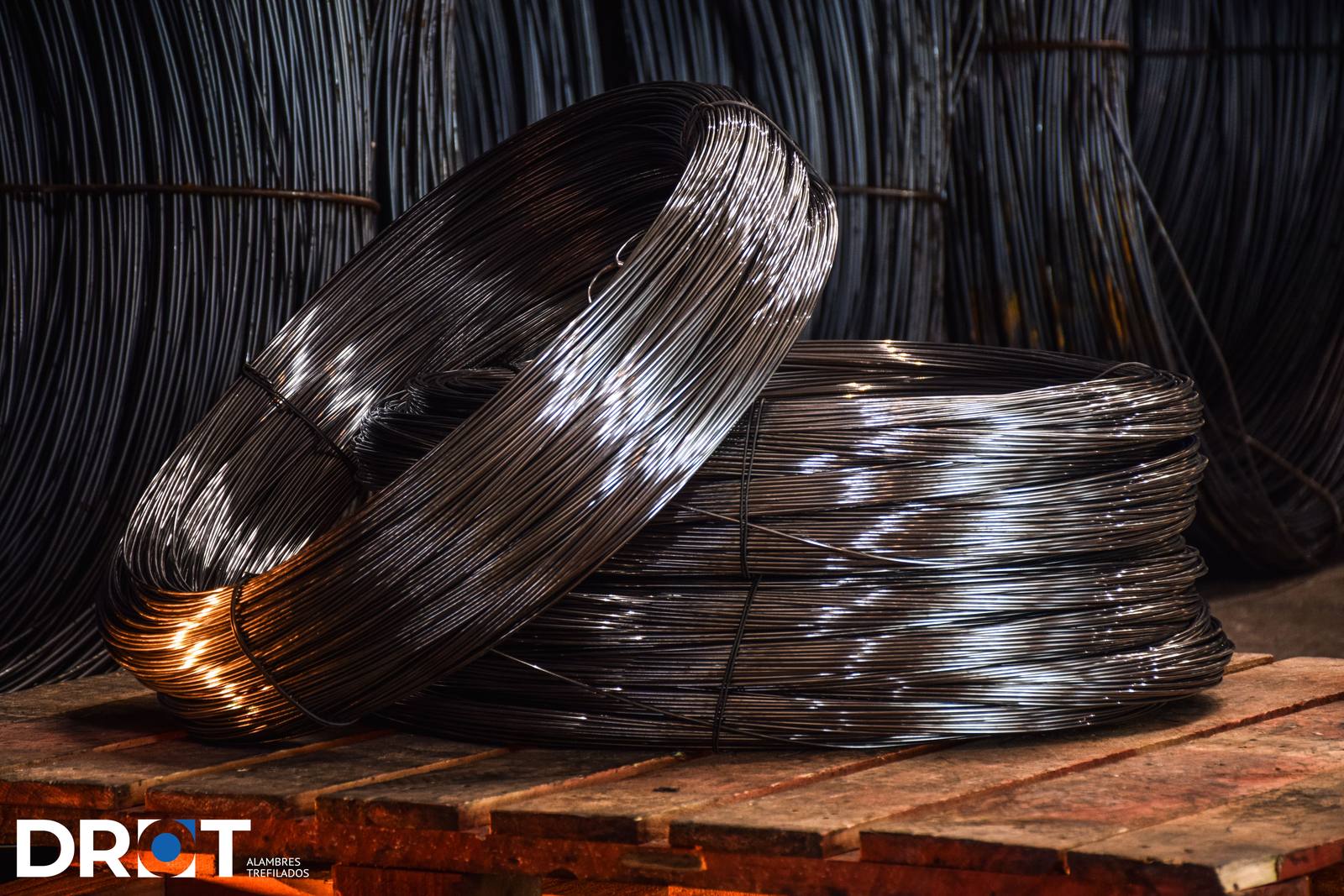 Rollos de alambre RAUP brillante sobre pallet